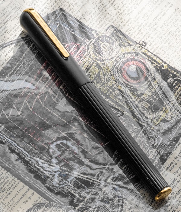 Чорнильна ручка Lamy Imporium чорна з золотом перо F (тонке)