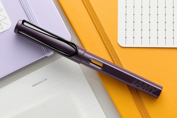 Чорнильна ручка Lamy Safari Violet Blackberry перо M (середнє)