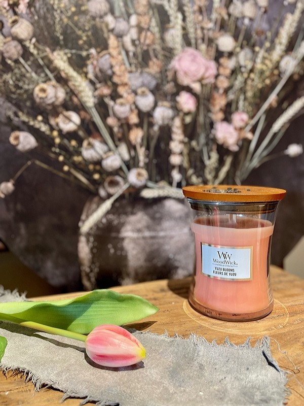 Ароматична свіча WoodWick Medium Yuzu Blooms 275 г